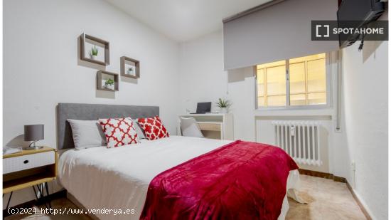 Se alquilan habitaciones en apartamento de 6 dormitorios en Retiro - MADRID