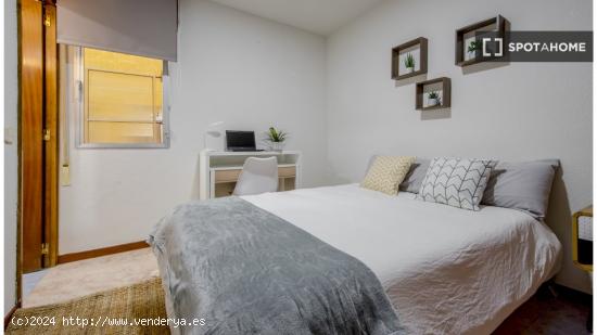 Se alquilan habitaciones en apartamento de 6 dormitorios en Retiro - MADRID