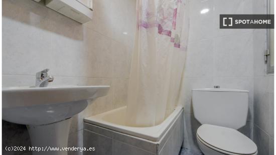 Se alquilan habitaciones en apartamento de 6 dormitorios en Retiro - MADRID