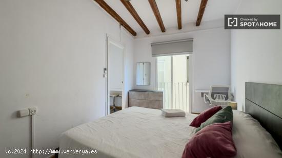 Se alquilan habitaciones en un apartamento de 4 dormitorios en Ciutat Vella - BARCELONA