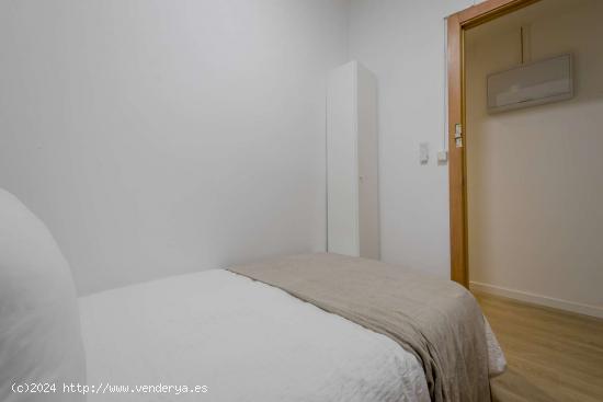  Alquiler de habitaciones en apartamento de 4 dormitorios en Atocha - MADRID 