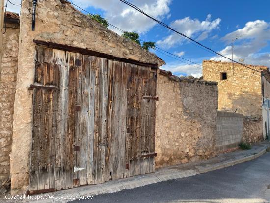  EN VENTA COCHERA Y SOLAR EN FUENTES CLARAS - TERUEL 