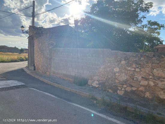 EN VENTA COCHERA Y SOLAR EN FUENTES CLARAS - TERUEL