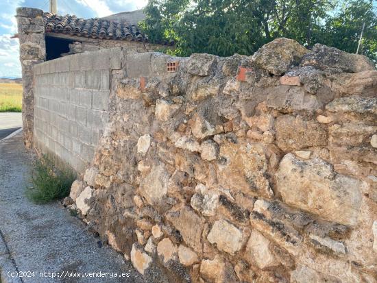 EN VENTA COCHERA Y SOLAR EN FUENTES CLARAS - TERUEL