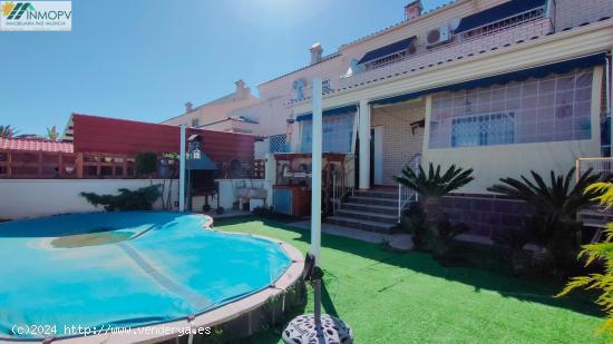 ADOSADO EN URBANIZACION CON GARAJE Y PISCINA PRIVADA! MUY LUMINOSO! - CASTELLON