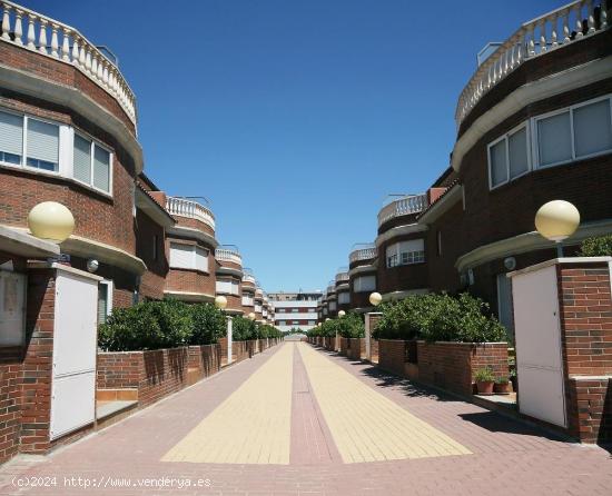  CUARTE DE HUERVA: Residencial Azaleas, adosado con bodega y buhardilla. Terrazas. Piscina y gimnasio 