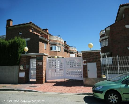 CUARTE DE HUERVA: Residencial Azaleas, adosado con bodega y buhardilla. Terrazas. Piscina y gimnasio