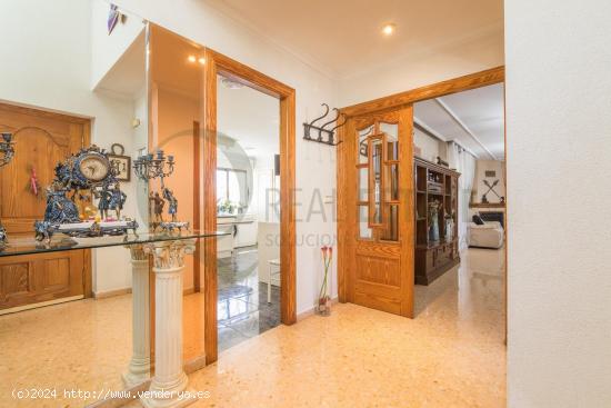 Chalet independiente en parcela de 845 m2 en esquina - ALICANTE