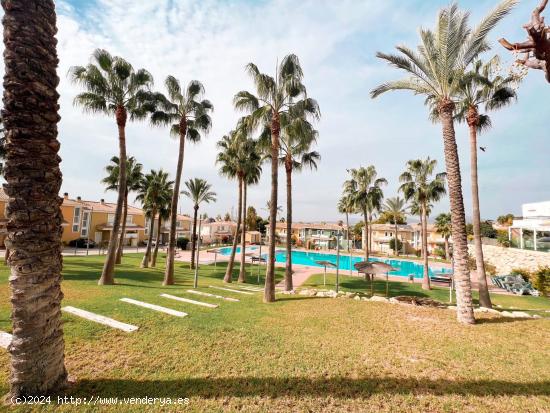 MAGNIFICO PAREADO  EN PLENO CAMPO DE GOLF EN MUTXAMEL - ALICANTE