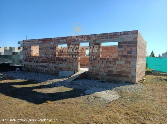 ZONA LA PERLA - Parcela con construcción sin terminar y sin techar de 66 m - CORDOBA