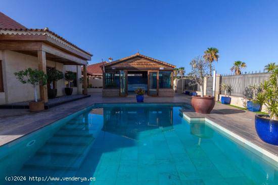 CAMPO INTERNACIONAL- CHALET de 3 niveles, Parcela de 690 m2, 6 dormitorios, piscina, bodega. - LAS P