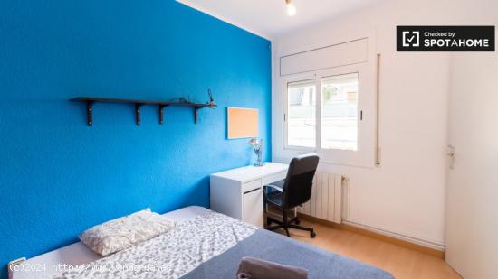 Se alquila habitación en apartamento de 3 dormitorios en Barcelona - BARCELONA