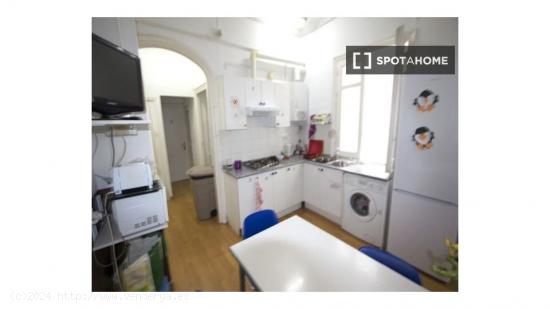 Habitación amueblada en un apartamento de 6 dormitorios en Malasaña, Madrid - MADRID