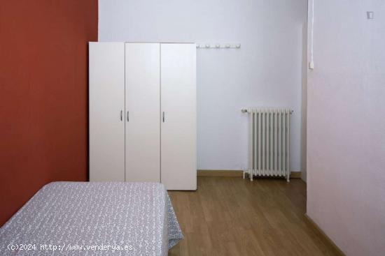  Acogedora habitación en un apartamento de 6 dormitorios en Malasaña, Madrid - MADRID 