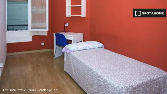 Acogedora habitación en un apartamento de 6 dormitorios en Malasaña, Madrid - MADRID