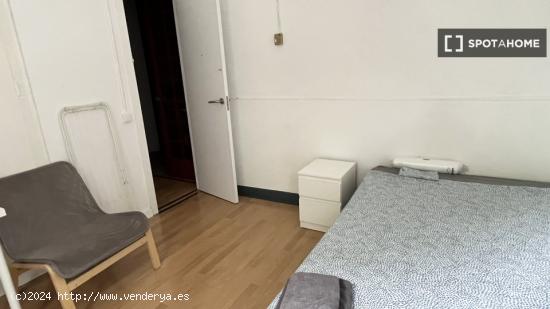 Habitación en piso compartido en barcelona. - BARCELONA