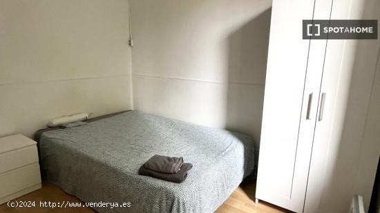 Habitación en piso compartido en barcelona. - BARCELONA