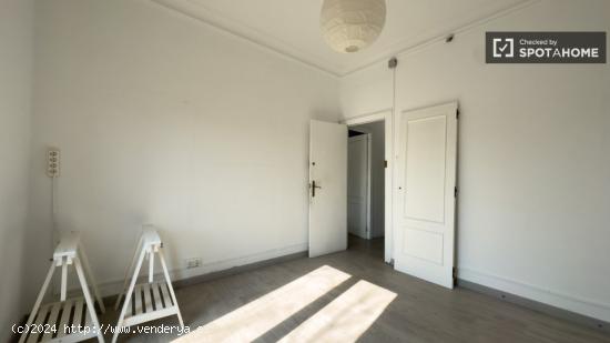 Habitaciones en alquiler en apartamento de 4 dormitorios en Sant Antoni. - BARCELONA