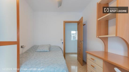 Se alquila habitación en piso de 4 dormitorios en Burjassot - VALENCIA