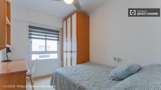 Se alquila habitación en piso de 4 dormitorios en Burjassot - VALENCIA