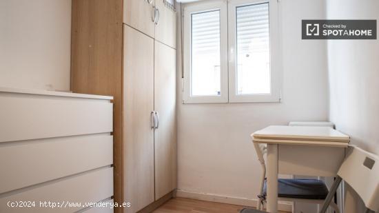 Se alquila habitación en piso de 3 dormitorios en Latina - MADRID