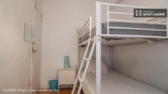 Se alquila habitación en piso de 3 dormitorios en Latina - MADRID