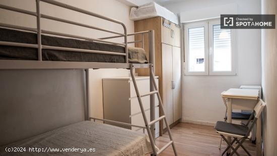 Se alquila habitación en piso de 3 dormitorios en Latina - MADRID