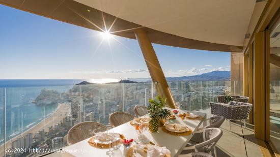 ÁTICOS DE LUJO EN BENIDORM CON INOLVIDABLES VISTAS AL MAR Y A LA MONTAÑA - ALICANTE