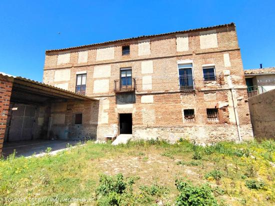 PRECIOSA CASA DE PUEBLO, CON GRAN PATIO, EN ADANERO (ÁVILA) - AVILA