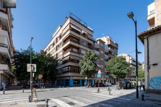 Piso amplio en Calle Alhamar planta alta en esquina - GRANADA