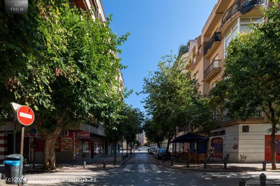 Piso amplio en Calle Alhamar planta alta en esquina - GRANADA