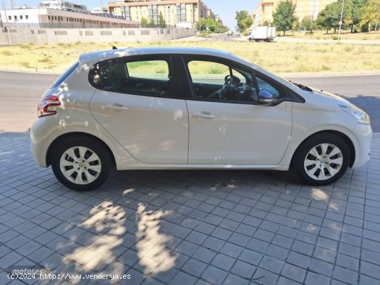 Peugeot 208 1.0i 68cv like de 2014 con 100.000 Km por 6.475 EUR. en Madrid