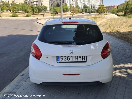 Peugeot 208 1.0i 68cv like de 2014 con 100.000 Km por 6.475 EUR. en Madrid