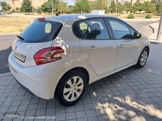 Peugeot 208 1.0i 68cv like de 2014 con 100.000 Km por 6.475 EUR. en Madrid