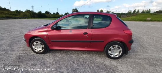 Peugeot 206 1.4 XR 75 de 2001 con 283.000 Km por 2.000 EUR. en Asturias