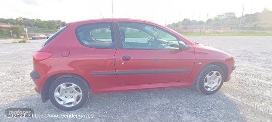 Peugeot 206 1.4 XR 75 de 2001 con 283.000 Km por 2.000 EUR. en Asturias