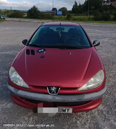 Peugeot 206 1.4 XR 75 de 2001 con 283.000 Km por 2.000 EUR. en Asturias