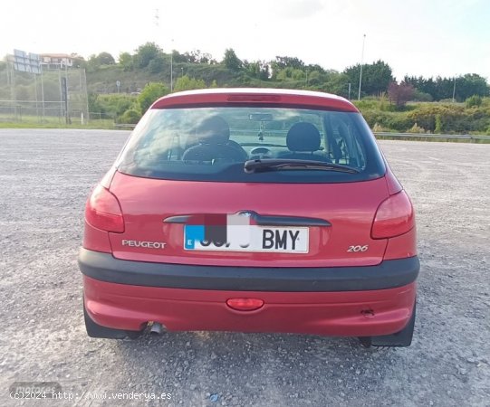 Peugeot 206 1.4 XR 75 de 2001 con 283.000 Km por 2.000 EUR. en Asturias