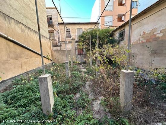 Casa adosada con un increible jardin - ALICANTE