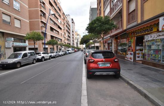 Plaza de garaje en avda Pablo iglesias - ALMERIA