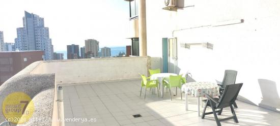 SE VENDE ATICO DE DOS DORMITORIOS CON TERRAZA DE 70 METROS EN BENIDORM LEVANTE - ALICANTE