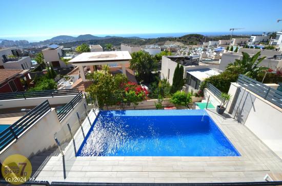 SE VENDE CHALET DE TRES DORMITORIOS CON PISCINA Y VISTAS AL MAR EN FINESTRAT - ALICANTE