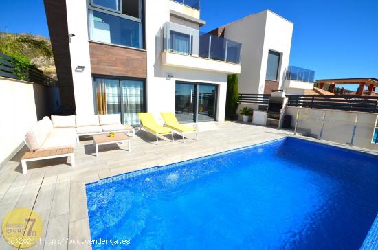 SE VENDE CHALET DE TRES DORMITORIOS CON PISCINA Y VISTAS AL MAR EN FINESTRAT - ALICANTE