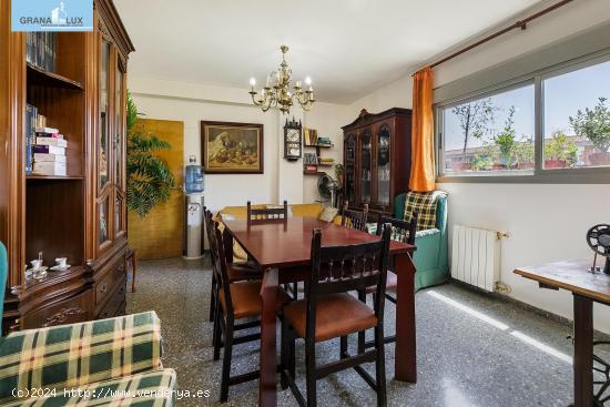 PISO EN VENTA - AMPLIO, LUMINOSO Y CON GARAJE - GRANADA