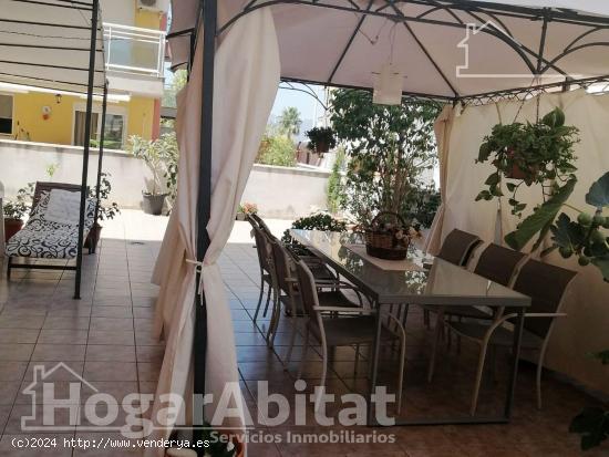 SEMINUEVO CON GRAN TERRAZA, PISCINA Y GARAJE CERCA DE LA PLAYA - CASTELLON