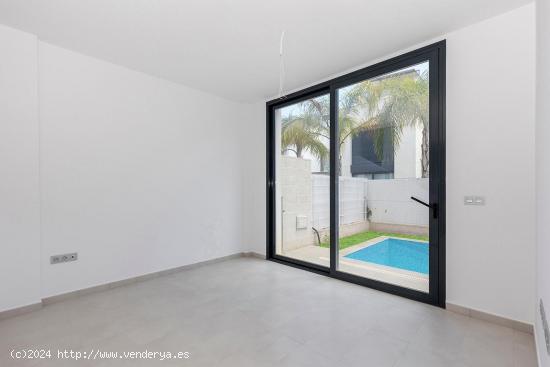 VILLA DE OBRA NUEVA. 140M2 DE PARCELA. 3 DORM. 2 BAÑOS. GARAJE+PISCINA. - ALICANTE