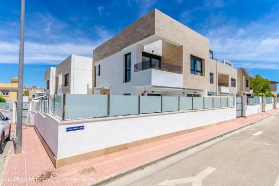  VILLA DE OBRA NUEVA. 3 DORM. 3 BAÑOS. 171 M2 DE PARCELA. PIACINA PROPIA. 194M2 DE CASA. - ALICANTE 