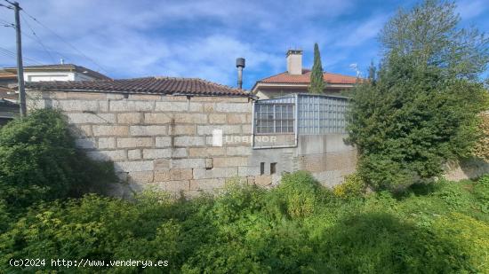 CASA de piedra de PLANTA BAJA, a reformar a 4 km de Valenzá (Barbadas) de la ciudad. - ORENSE