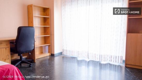 Habitación decorada con cajonera en piso compartido, Benimaclet. - VALENCIA