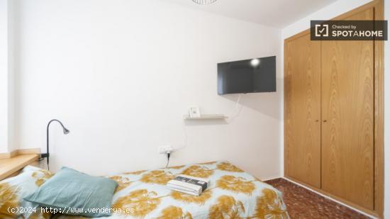 Se alquila habitación en apartamento de 5 dormitorios en Burjassot - VALENCIA